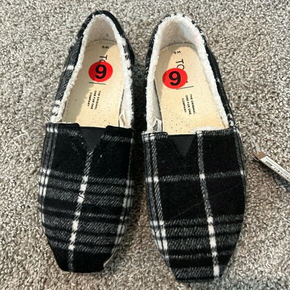 TOMS BLACK WHITE WOMENS FAUX SHEARLING SHOES Size 6 Belmont Slip‎ On Comfy Soft - Picture 1 of 16